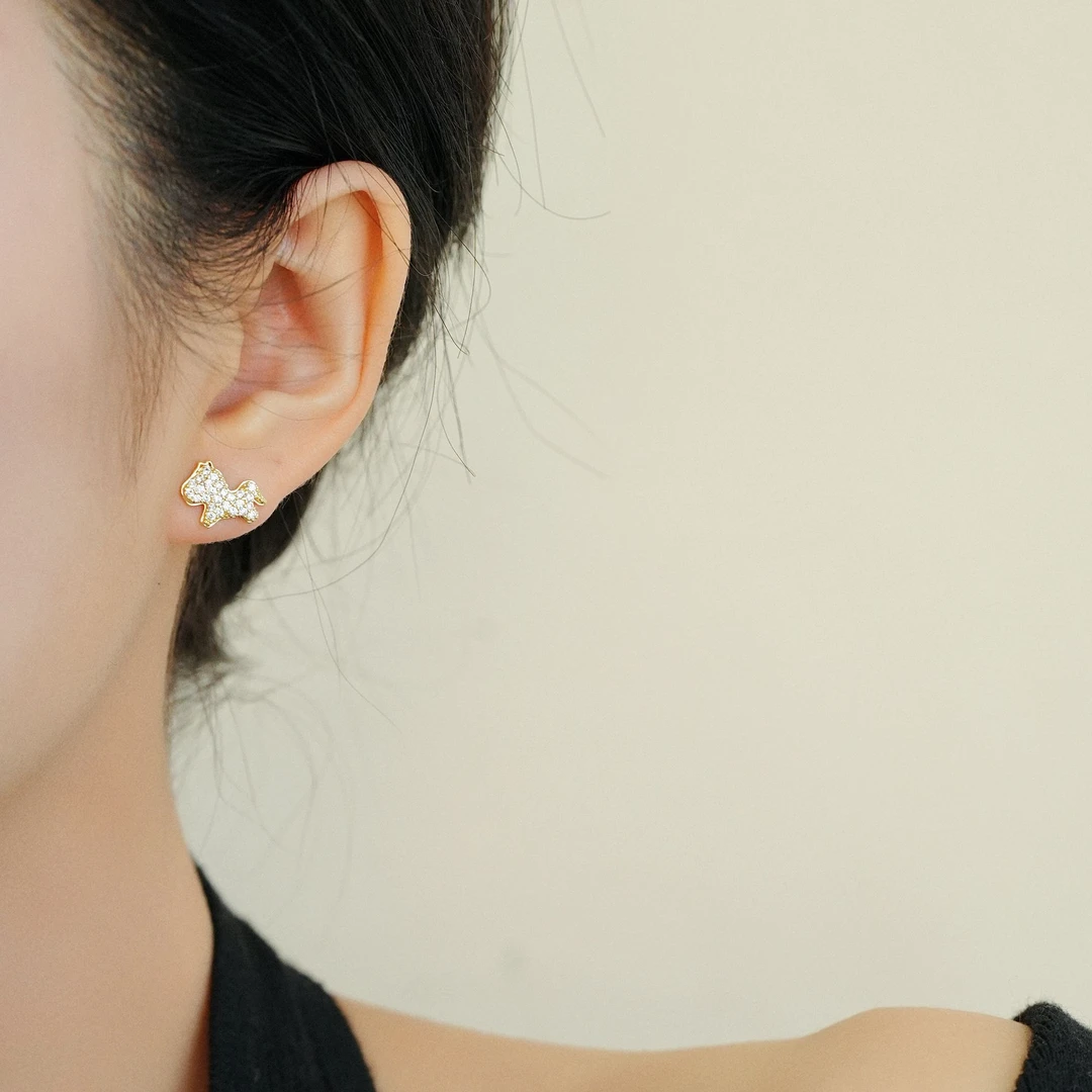 铜合金耳饰 金色小马耳环新款爆款本命年小巧百搭高级感气质