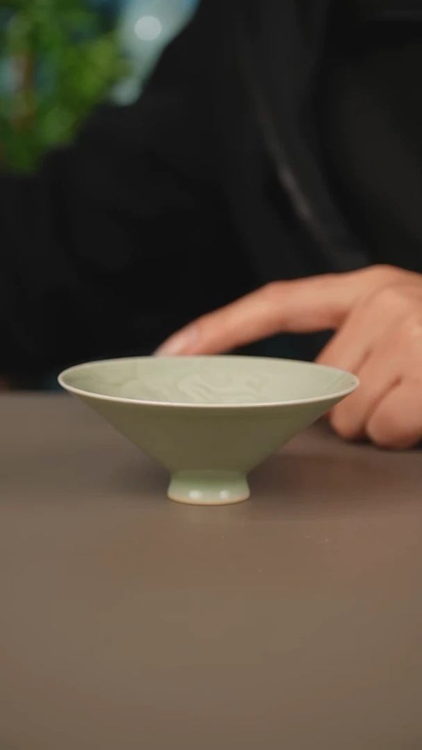 豆绿雕刻斗笠杯