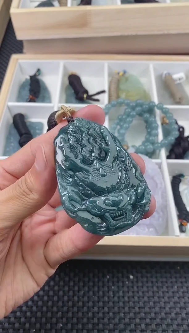 翡翠未镶嵌颈饰