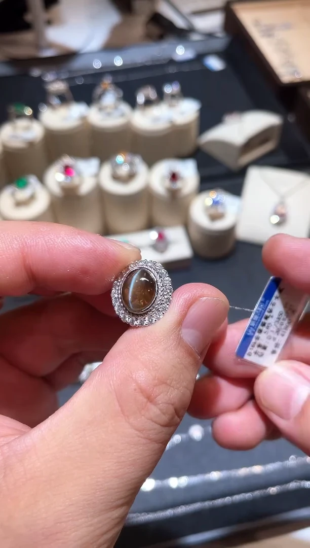 18K金镶嵌戒指金绿宝石3.85ct