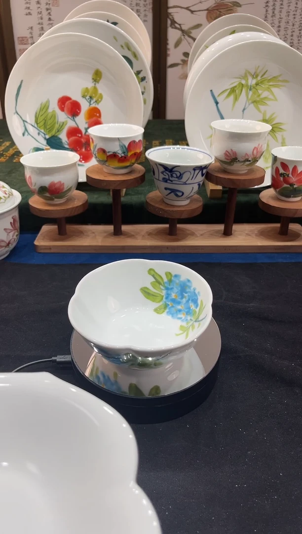 摆件景德镇手工手绘高温釉下高白泥马蹄碗绣球花