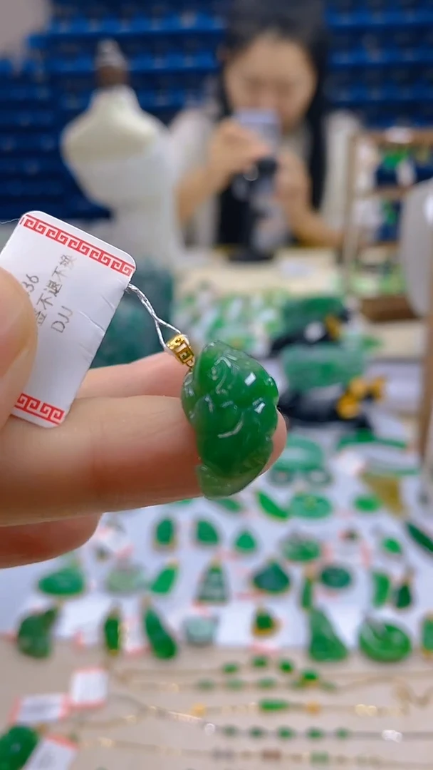 颈饰18K金镶嵌翡翠新号开播 全场乱卖