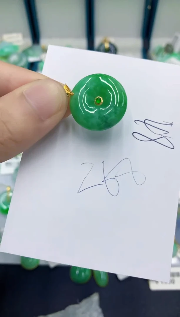 翡翠挂件18K金镶嵌翡翠