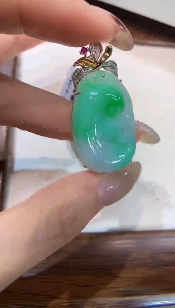 颈饰18K金镶嵌翡翠如意