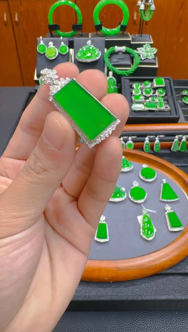 【闪购商品】翡翠吊坠(赠链)18K金镶嵌天然A货翡翠
