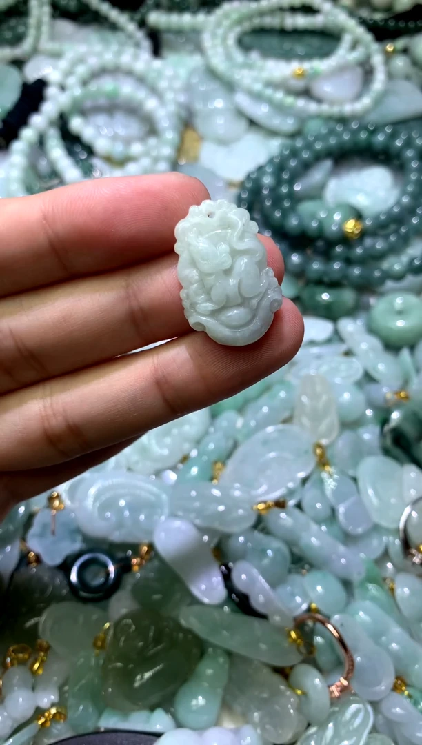 颈饰未镶嵌翡翠鼠