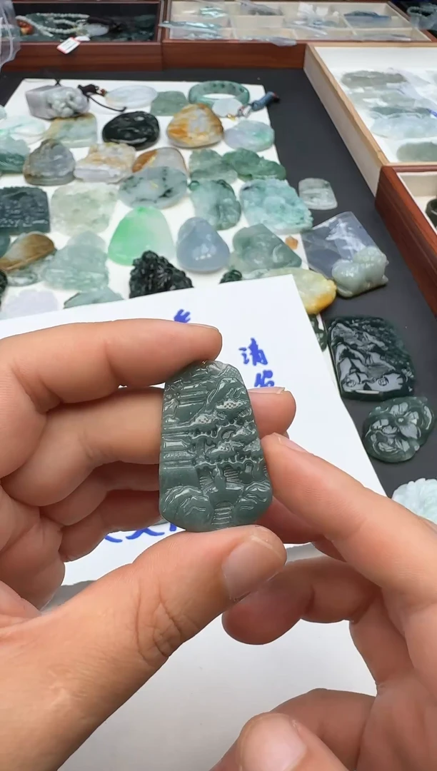 翡翠未镶嵌颈饰1