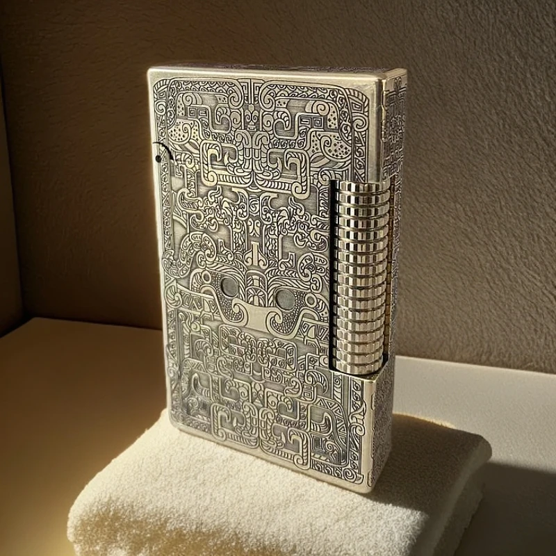 黄铜精雕夔牛纹朗声打火机