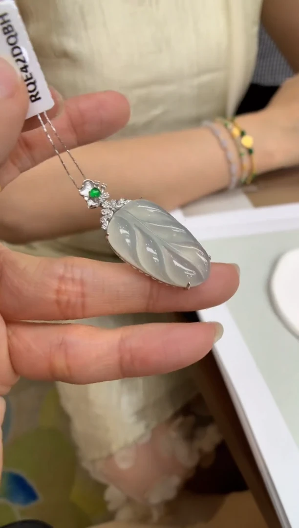 翡翠18K金镶嵌颈饰叶子