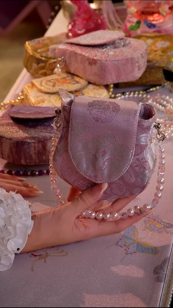 V****n非遗西阵织 如图所示