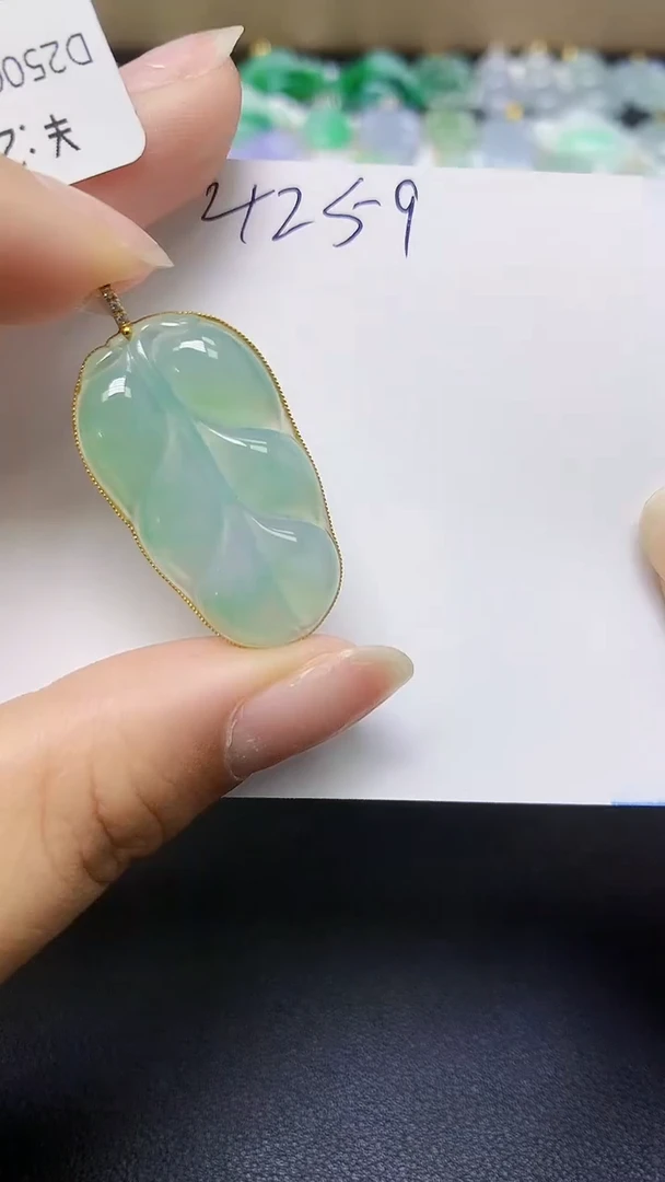 翡翠18K金镶嵌颈饰天然缅甸翡翠A货