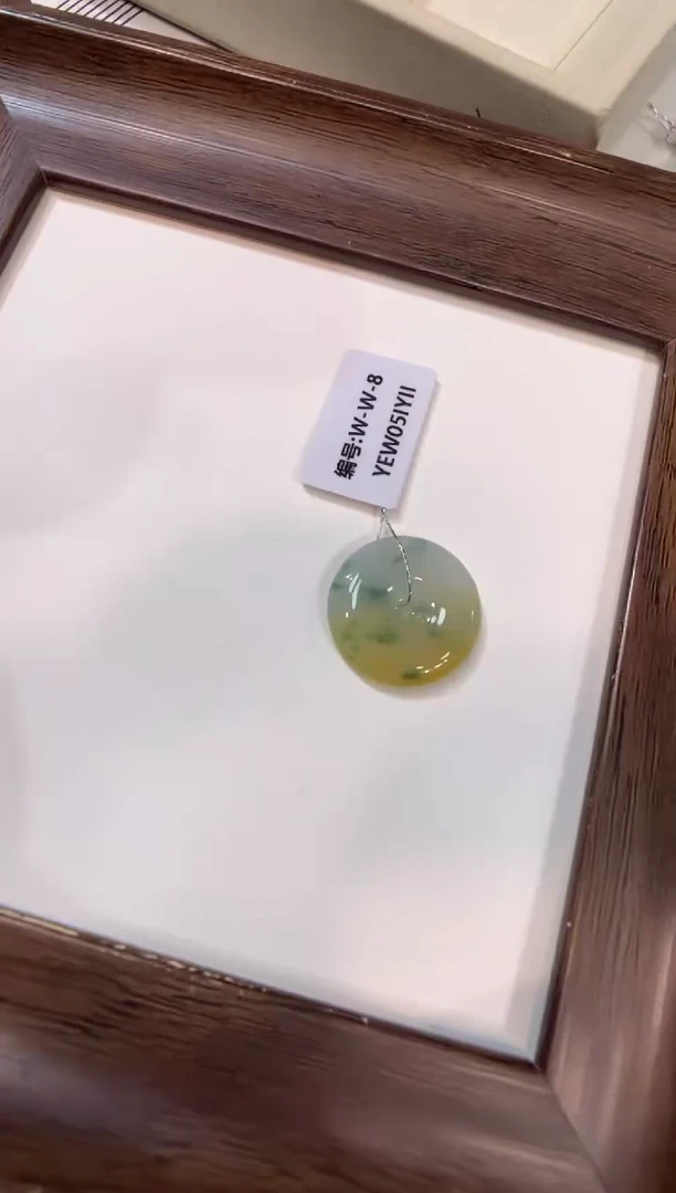 颈饰未镶嵌翡翠平安扣