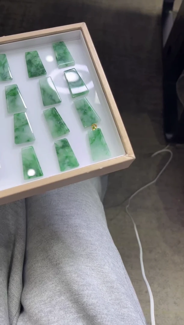 颈饰18K金镶嵌翡翠K307/多样性发一件/配绳子