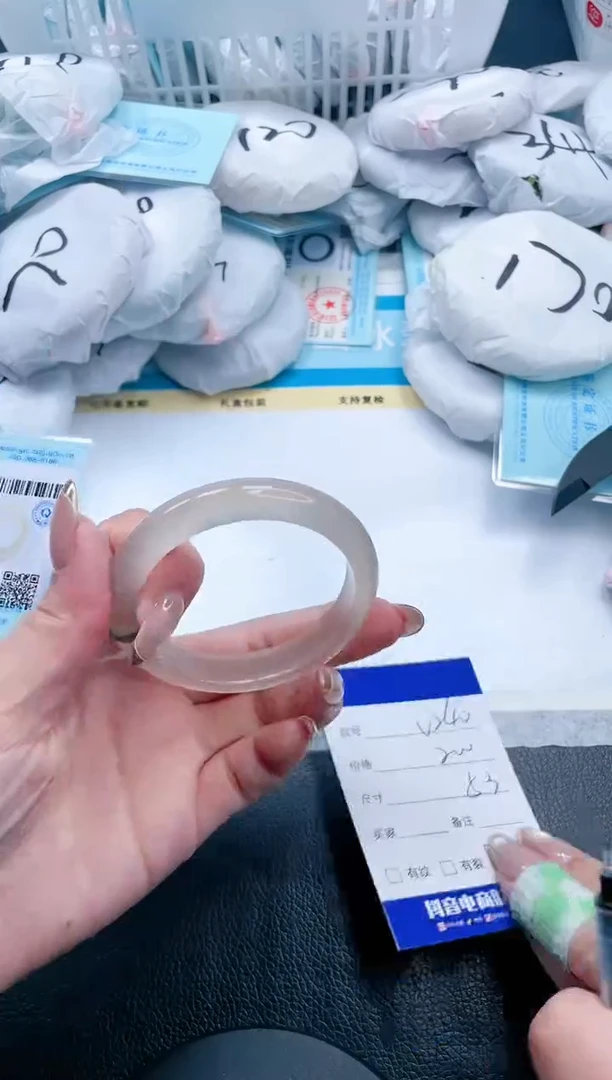 【闪购商品】石英质玉手镯未镶嵌22V240-53