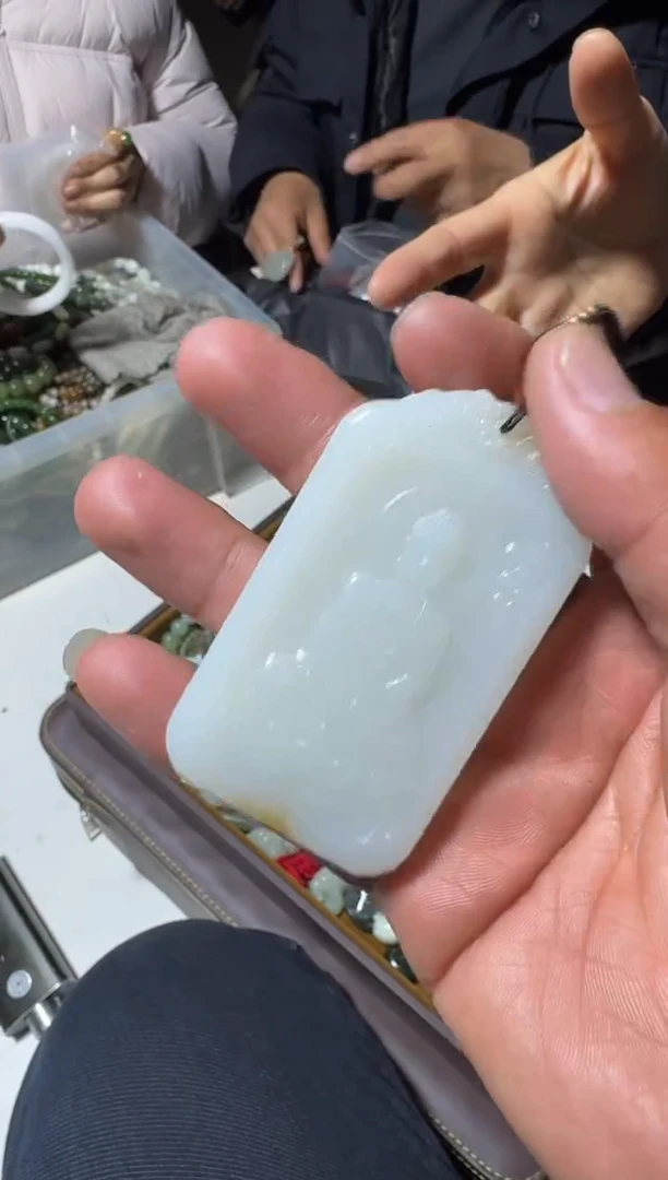 未镶嵌和田玉（糖玉）挂件和田玉