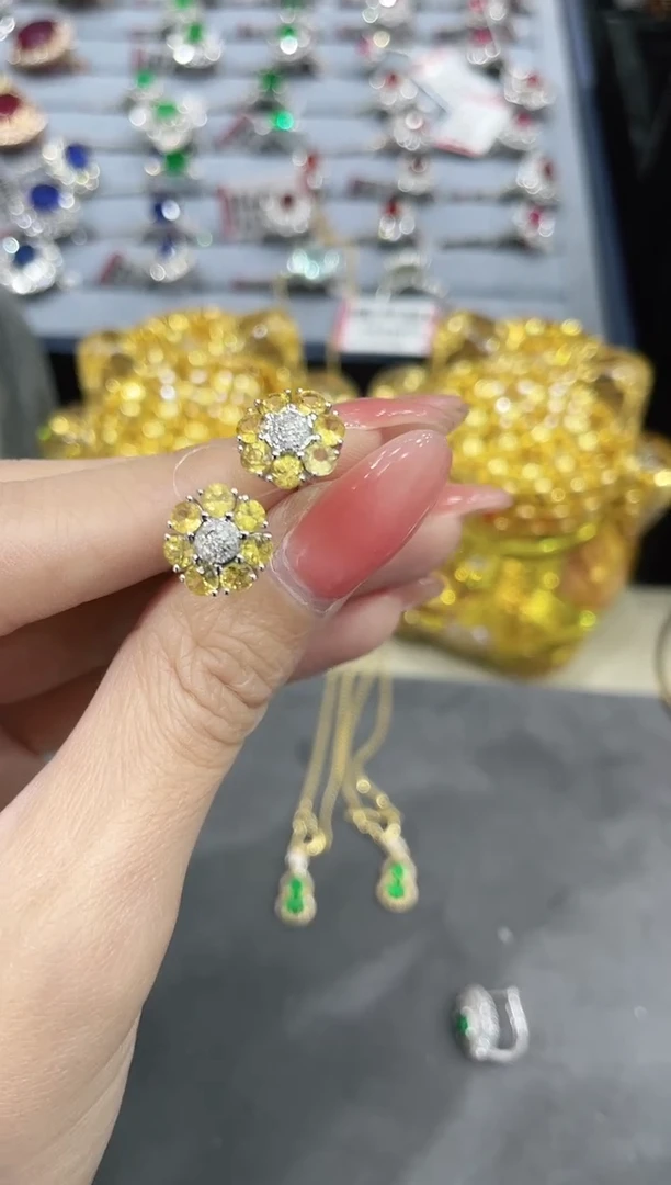 耳饰彩色蓝宝石18K金镶嵌耳饰
