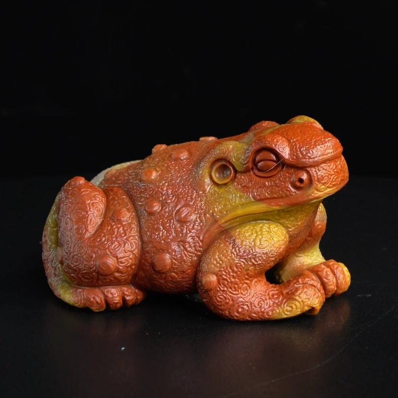 Lot.7.寿山石三彩高山金蟾手把件234.7克8x6.4x4.7cm