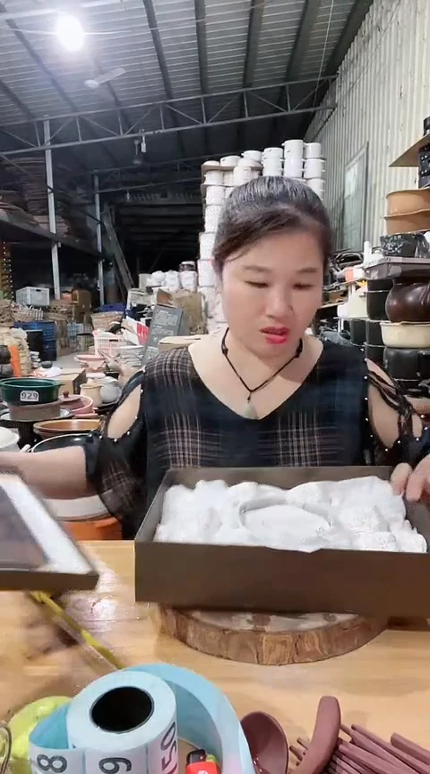 瑕白色杯碟一套。