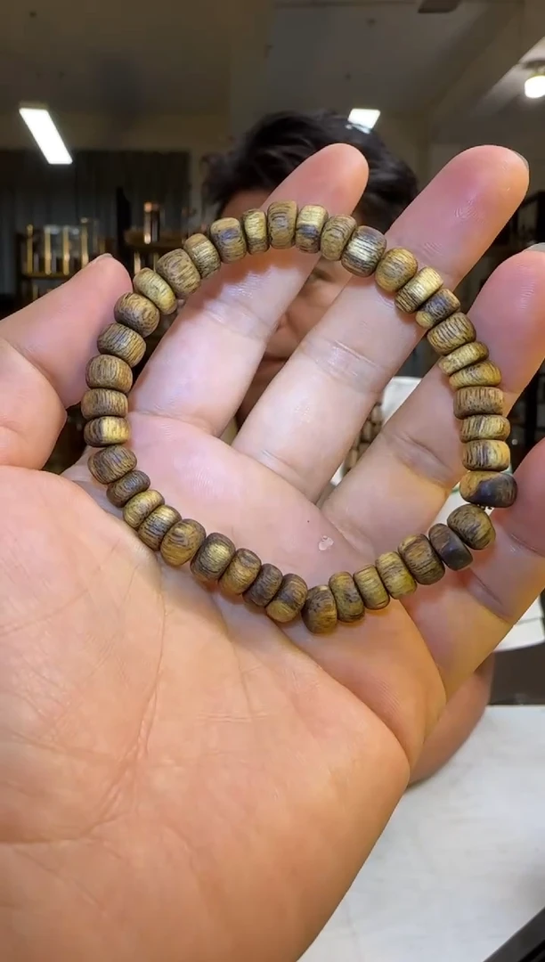 沉香手串99沉海南绿棋乌身圆叶虫漏单圈多样性发1
