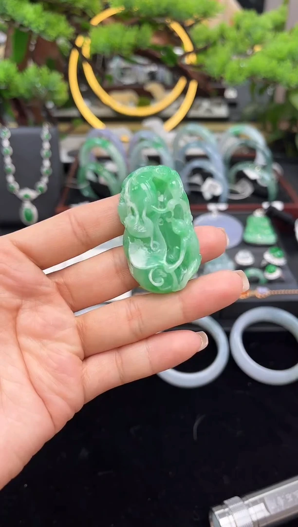 颈饰未镶嵌翡翠吊坠