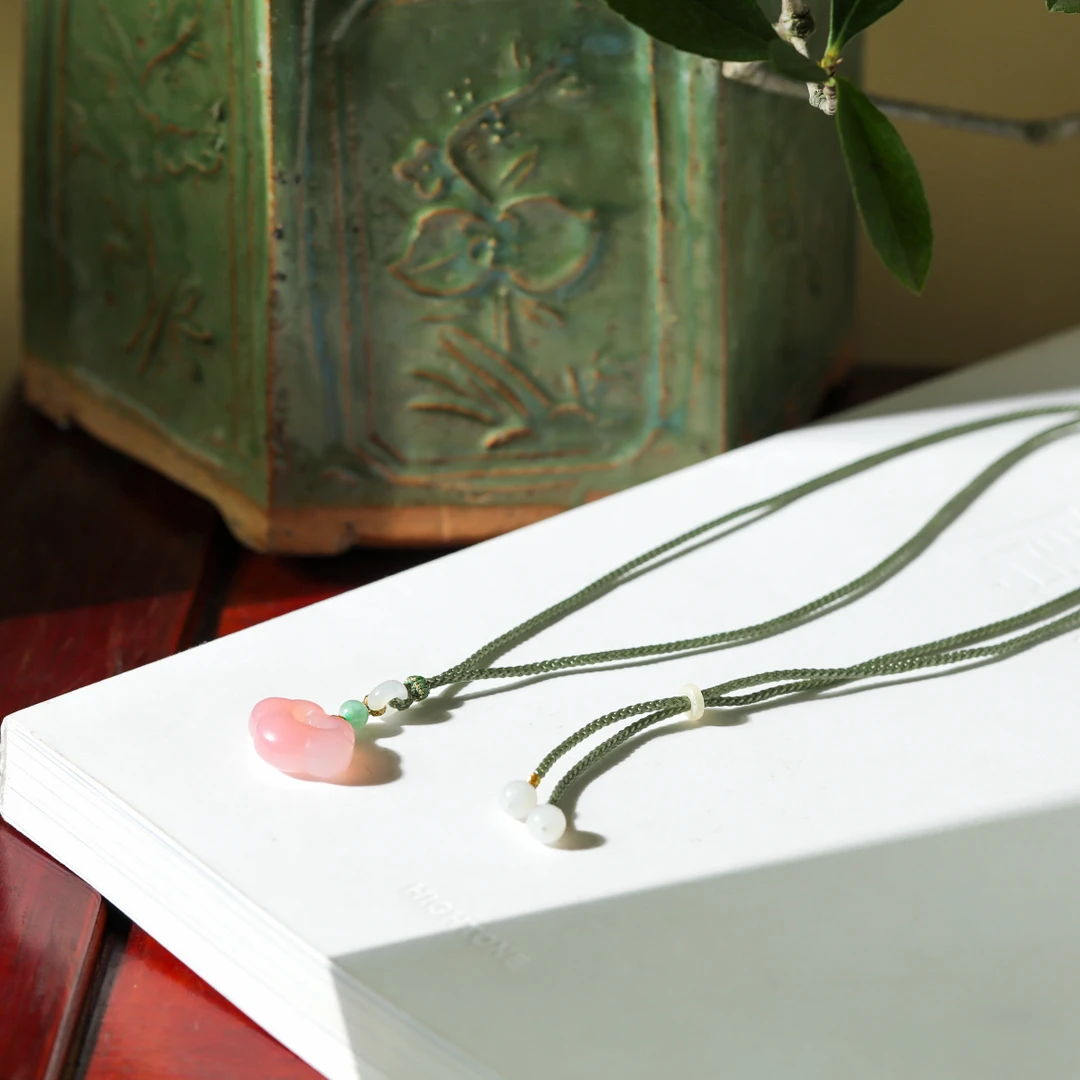 【意婵】《厚爱》精品天然盐源玛瑙雕平安锁项链翡翠-909318