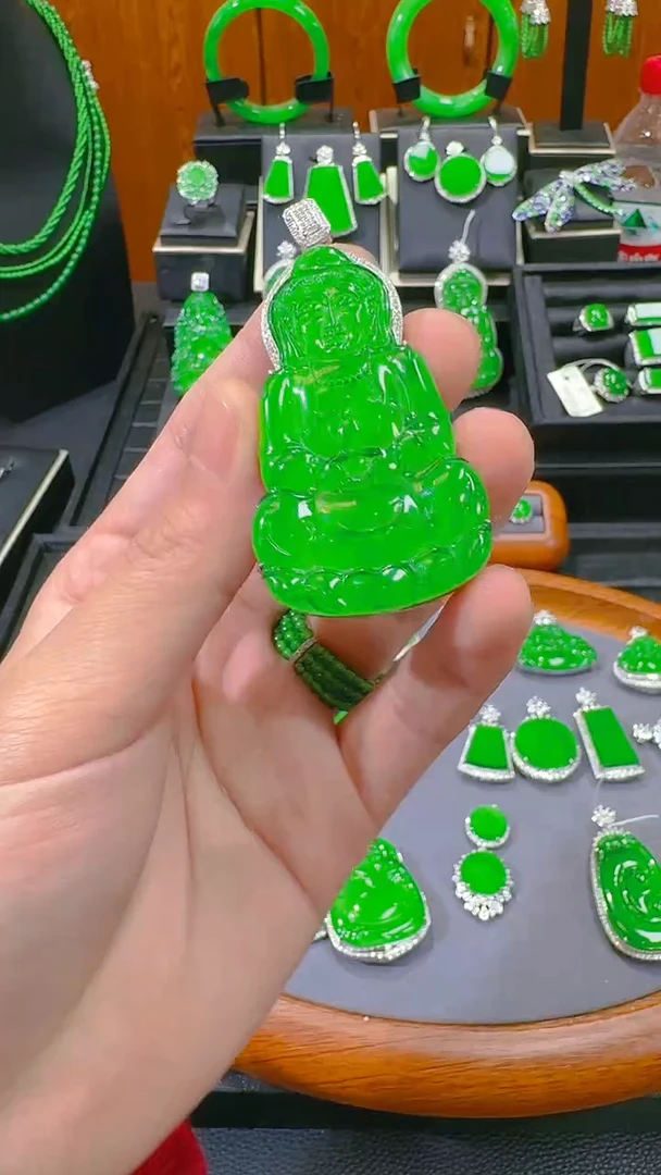 【闪购商品】翡翠吊坠(赠链)18K金镶嵌天然A货翡翠