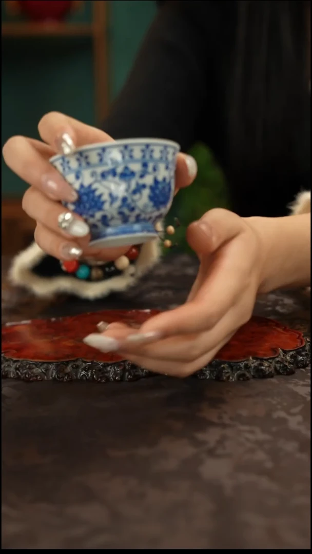 青花手绘缠枝莲主人杯