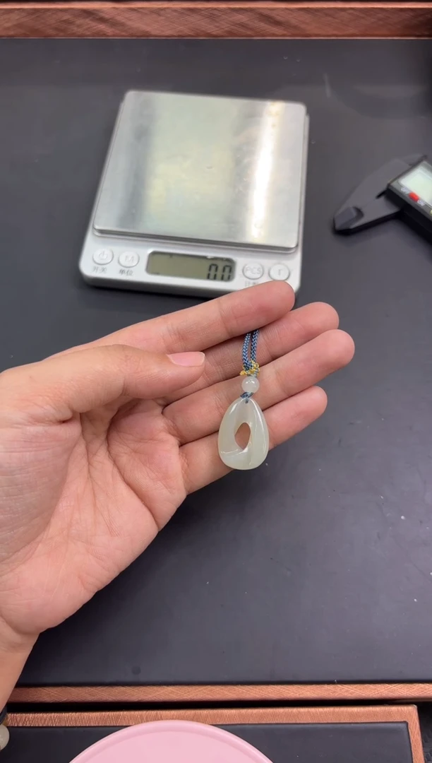 【闪购商品】和田玉吊坠(赠链)未镶嵌且末微色差近矿吊坠