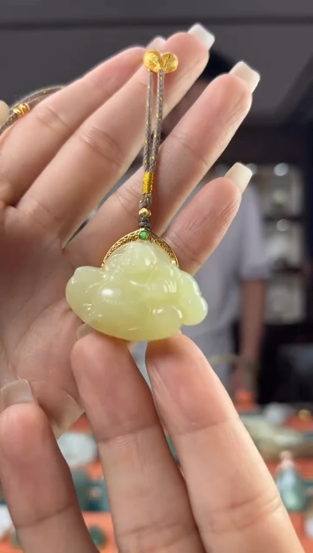 颈饰18K金镶嵌和田玉佩佩