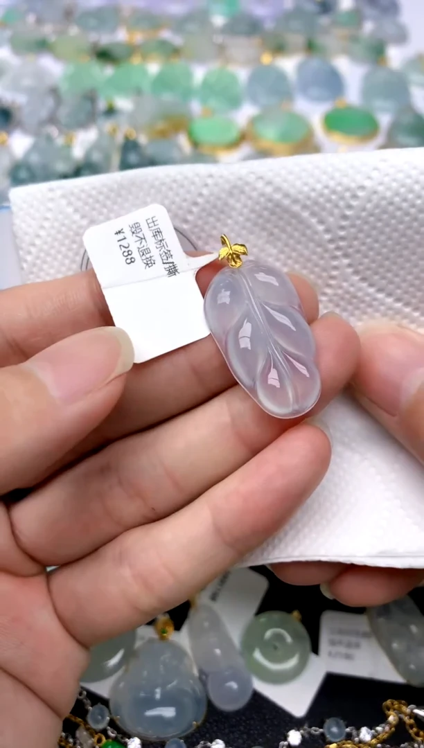 颈饰18K金镶嵌翡翠天然A货翡翠