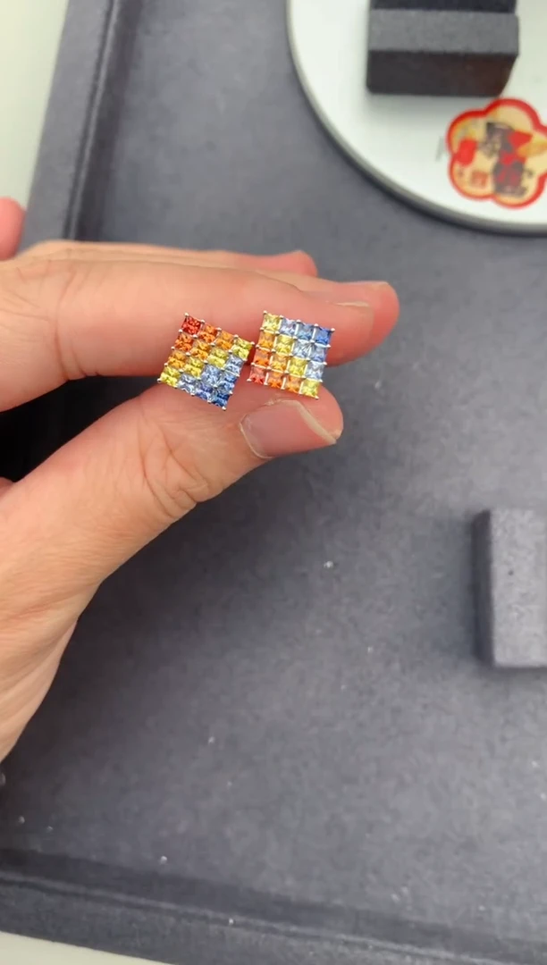 【闪购商品】彩色蓝宝石耳钉18K金镶嵌1.7ct彩蓝宝耳钉