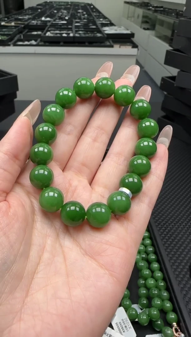 未镶嵌手串和田玉 一条，约12mm，多样性发一条
