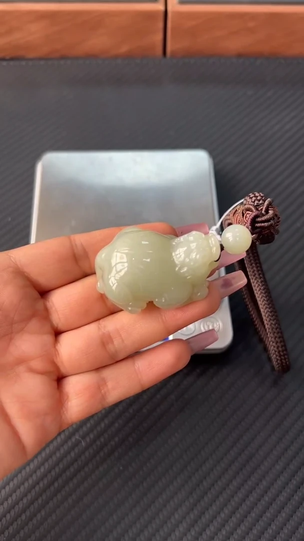 和田玉未镶嵌把件且末微色差近矿J貔貅