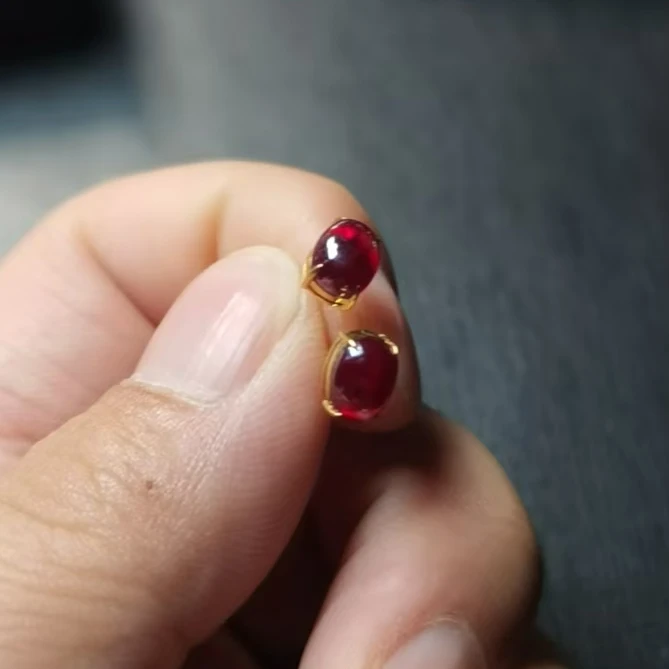 天然辰砂天然朱砂单晶体镶嵌18k耳钉