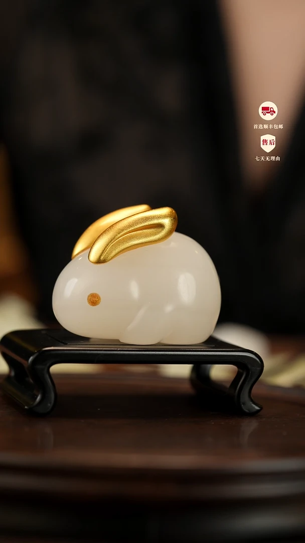 云南石荔枝白雕刻：玉兔摆件