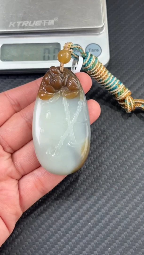 吊坠(赠链)未镶嵌和田玉若羌微色差吊坠