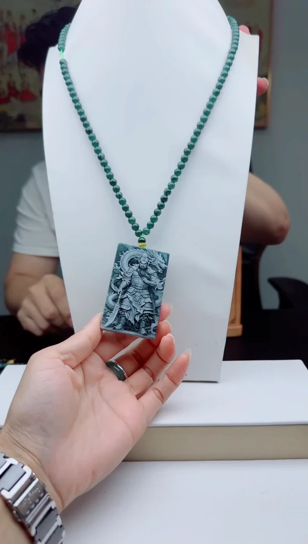 翡翠未镶嵌颈饰多样性发其一