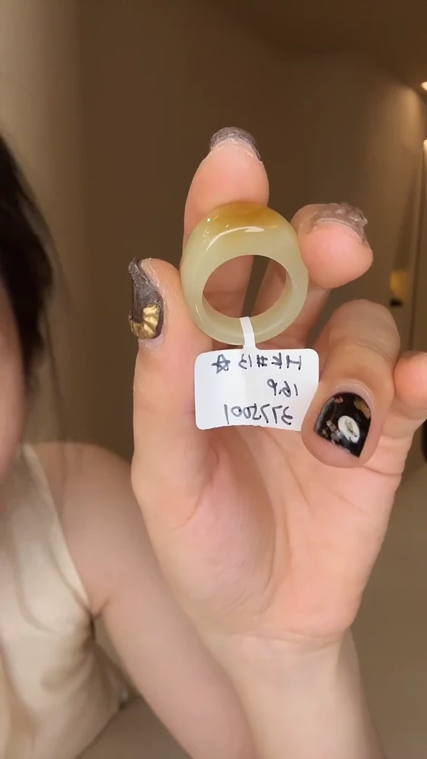 和田玉戒指未镶嵌13码若羌老黄玉（馒头）多样性发其一