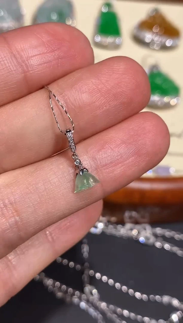 【闪购商品】翡翠颈饰18K金镶嵌吊坠