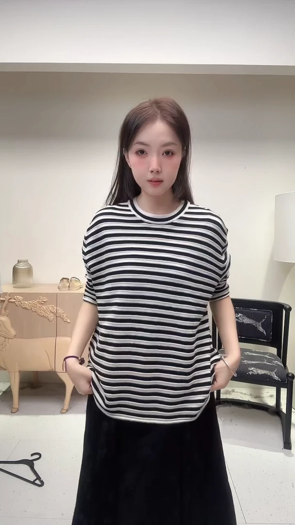 黑白条纹圆领长款上衣