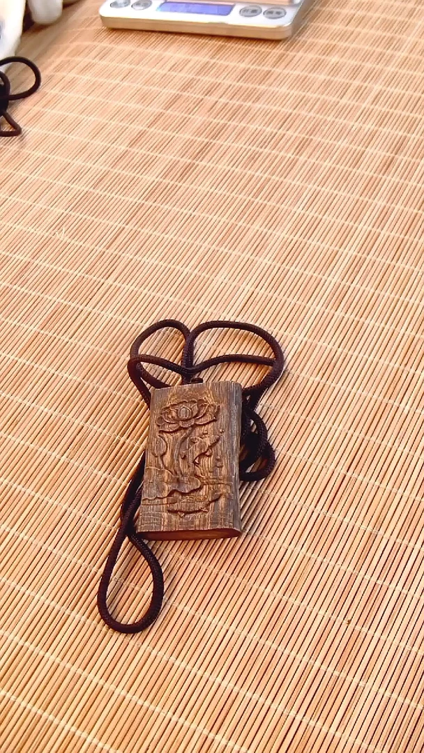 【闪购商品】沉香吊坠海南莺歌绿奇楠精品雕刻牌荷花