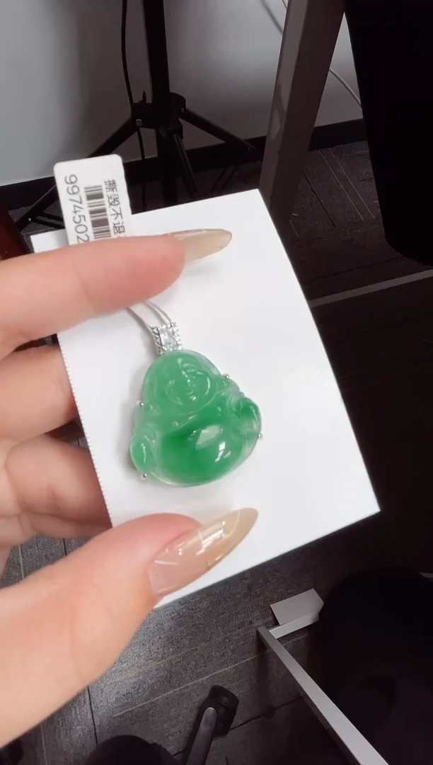 吊坠(赠链)未镶嵌石英质玉（非洲翠）佛公18.293