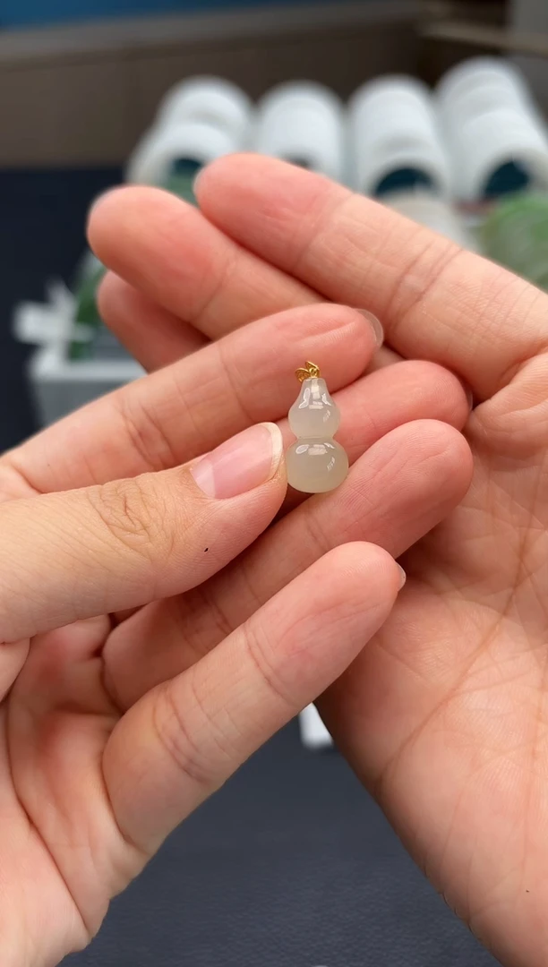 颈饰18K金镶嵌和田玉葫芦多样性发一件