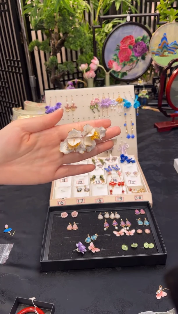 织绣张*兔非遗绒花苏绣饰品