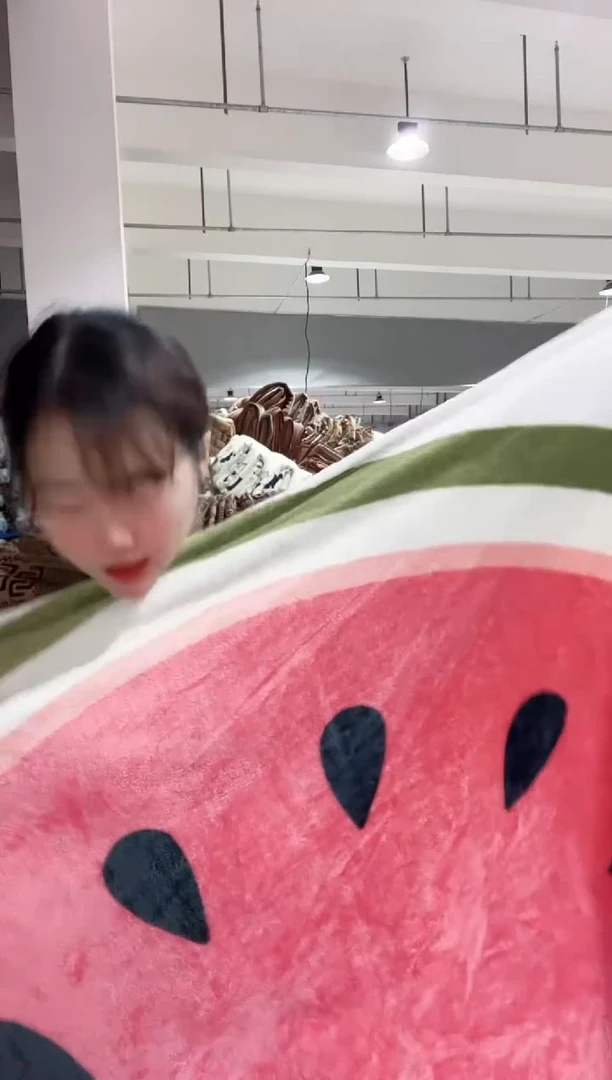 牛奶绒主播手上展示