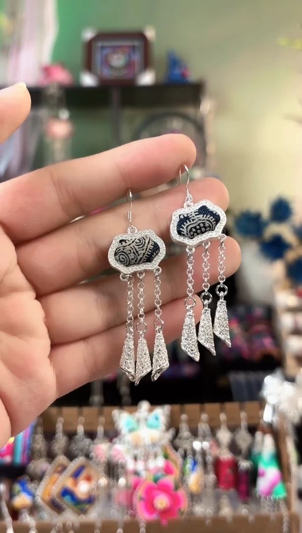 彩云南阁非遗老绣苗银饰品584