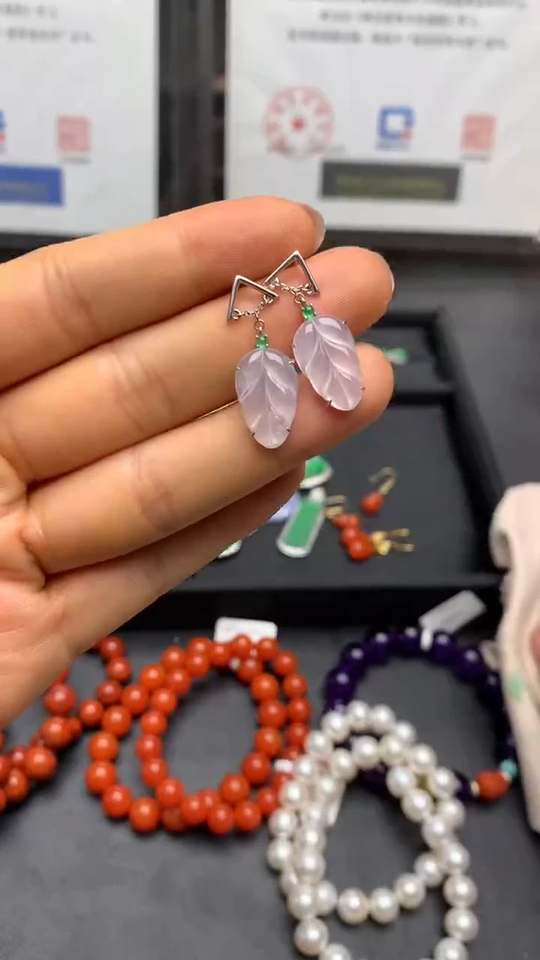 18K金镶嵌翡翠耳饰白冰叶子耳钉