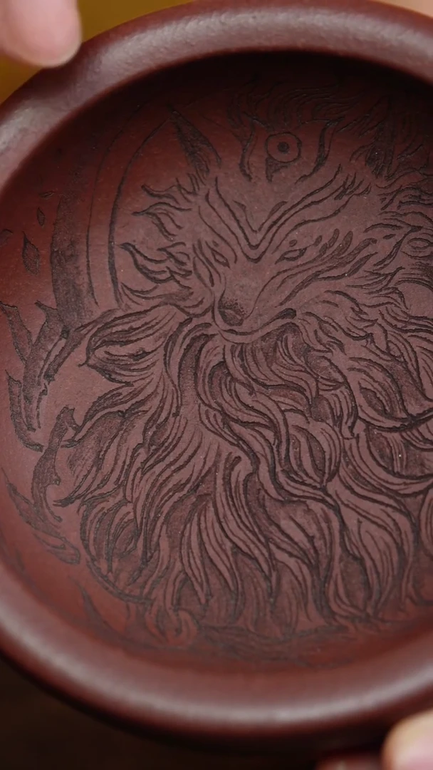 底槽清刻绘九尾紫砂普洱杯
