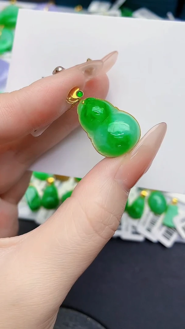 颈饰18K金镶嵌翡翠缅甸天然翡翠A货