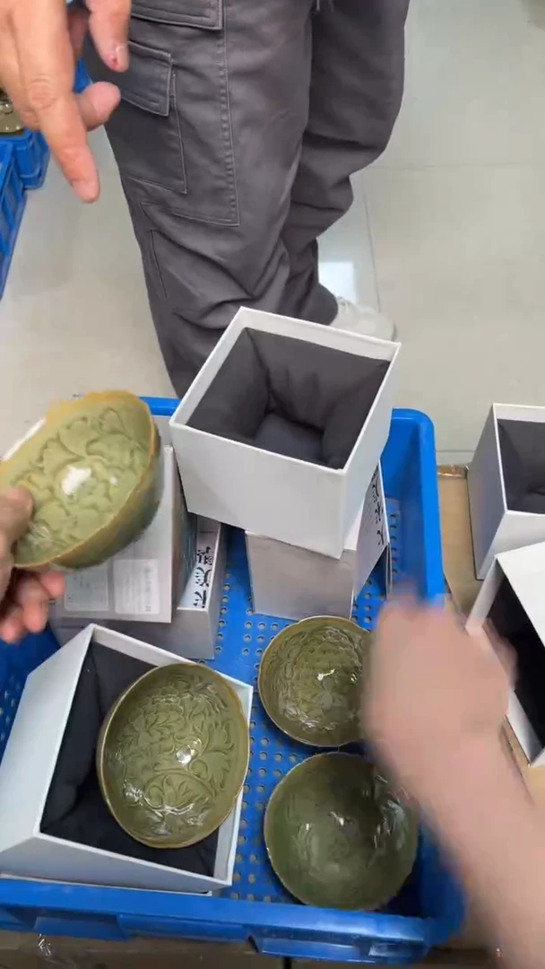 陶瓷纯手工橄榄绿内外双刻玉兰杯（一个）纹饰随机发